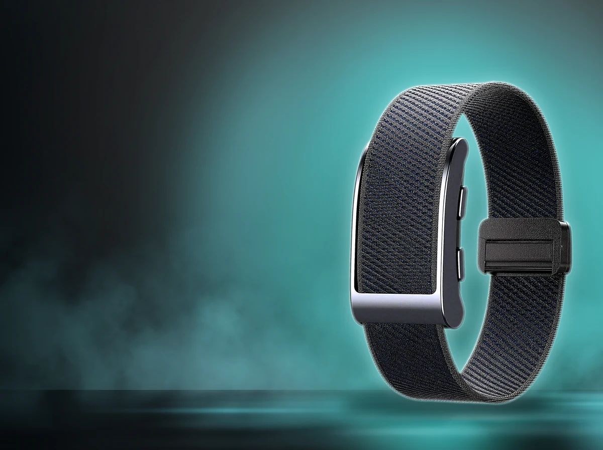 REXQU GuardBand screenless safety band with real-time GPS, one-press SOS and fall detection